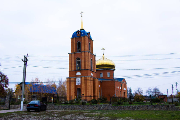 L "Église orthodoxe ukrainienne se tient près de la chaussée - Photo, image