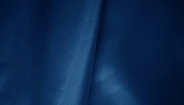 Λαμπερό μπλε τσαλακωμένο ύφασμα. Κυματιστό φόντο υφάσματος - Φωτογραφία, εικόνα