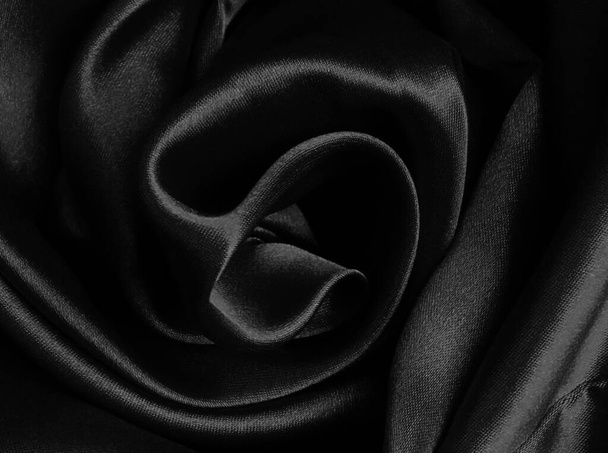 Fond en tissu plié noir brillant. Plie en forme de rose - Photo, image
