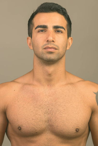 Πρόσωπο νεαρού όμορφου Ιρανού χωρίς πουκάμισο - Φωτογραφία, εικόνα