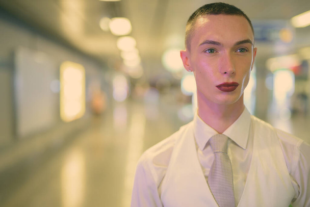 Fiatal jóképű androgén üzletember felfedezni a város Bangkok, Thaiföld - Fotó, kép