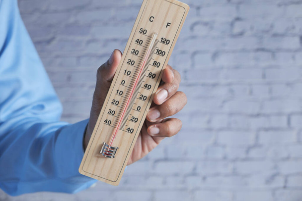  mão segurando Ferramentas de medição de temperatura com espaço de cópia  - Foto, Imagem