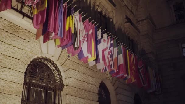 Flagi państw uczestniczących OBWE na budynku siedziby głównej w Wiedniu - Materiał filmowy, wideo
