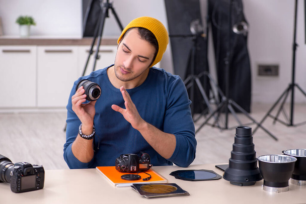 Jeune photographe masculin travaillant en studio - Photo, image