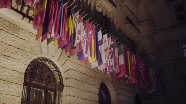 Vlaggen van de deelnemende staten van de OVSE op het hoofdkwartier in Wenen - Video