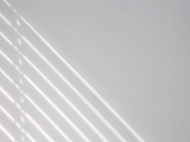 Aspectos destacados diagonales de persianas sobre fondo de pared blanco - Foto, Imagen
