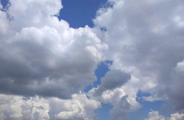 witte cumulus wolken op blauwe lucht achtergrond - Foto, afbeelding