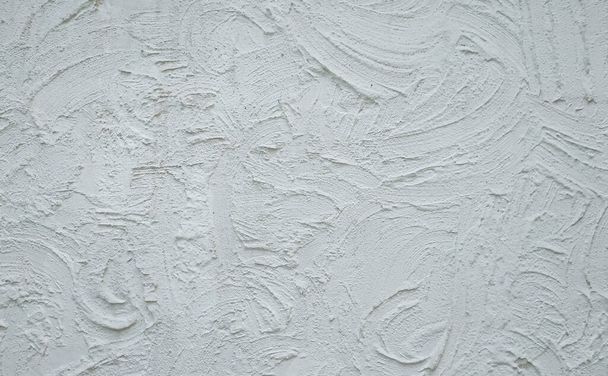 Weiß verputzte raue Wandstruktur mit großen Pinselstrichen - Foto, Bild