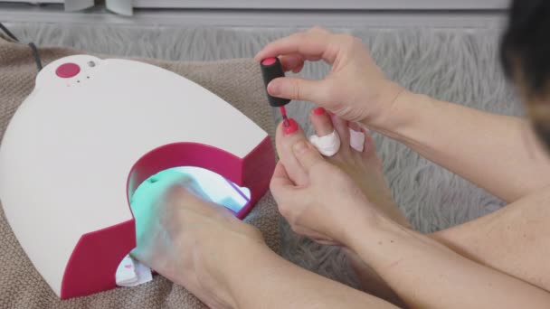 Mulher em casa fazendo manicure e pedicure para si mesma - Filmagem, Vídeo