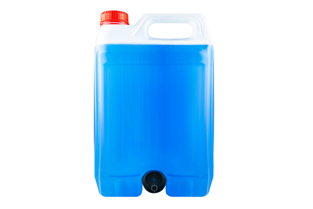 Winterblaues Scheibenwaschmittel in einer Fünf-Liter-Flasche, verschlossen mit rotem Verschluss und einem Trichter am Boden, isoliert auf weißem Hintergrund mit Clip-Pfad. - Foto, Bild