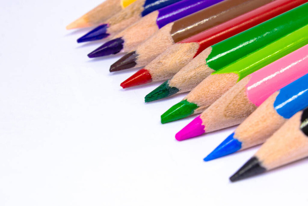 Kleurpotloden - kleurpotlood, Kleurpotloden, Close-up macro shot van kleurpotlood stapel potlood nibs, gebruikte potloden uit een school kunst kamer. school stationair, terug naar school - Foto, afbeelding