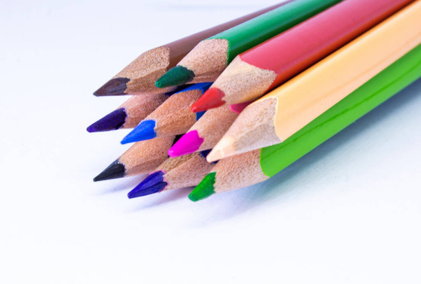 Crayons - crayon de couleur, crayons de couleur, plan macro rapproché de crayons de couleur, crayons usagés d'une salle d'art scolaire. école stationnaire, retour à l'école - Photo, image