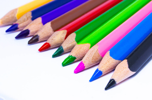 Buntstifte - Buntstifte, Farbstifte, Close-up Makroaufnahme von Buntstiftfedern, gebrauchte Bleistifte aus einem Schulkunstraum. Schule stationär, zurück zur Schule - Foto, Bild