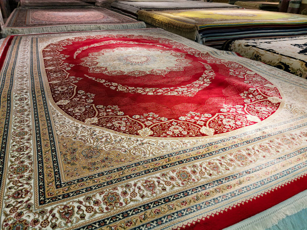 Разноцветные персидские ковры или ковры или ковры на полу на выставке в магазине - Фото, изображение