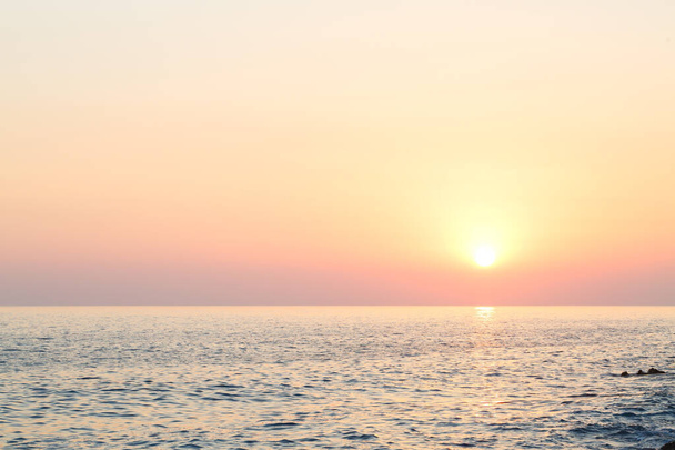 Kaunis auringonlasku valtameren horisontti maisema. auringonlasku horisontti merinäköalalla. Merinäköala - Valokuva, kuva