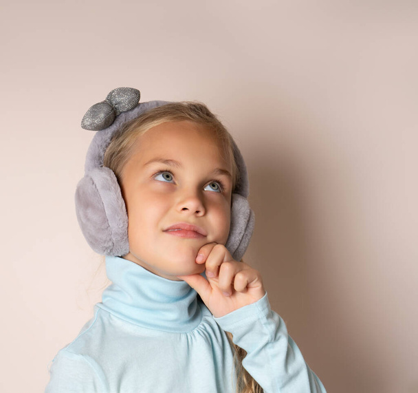 Söpö tyttö poseeraa turkis kuulokkeet - Valokuva, kuva