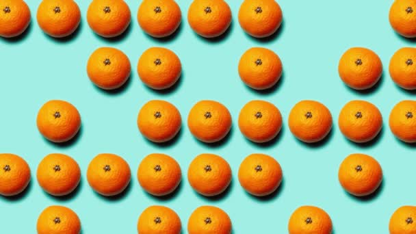 Zastavit koncepci focení. Barevný vzor oranžové ovoce na pozadí azurové nebo aqua muži barvy. - Záběry, video