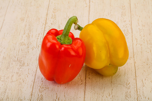 Два спелых сладких болгарских перца - Фото, изображение