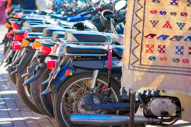 マラケシュ,モロッコのオートバイの行. - 写真・画像