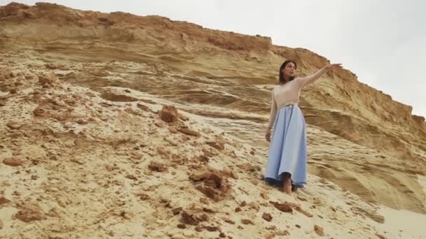 vrouw oefenen extatische dans in zand woestijn in zonneschijn - Video