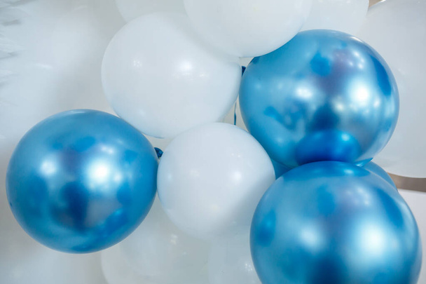Μπλε και λευκά μπαλόνια σε παιδικές διακοπές - Φωτογραφία, εικόνα