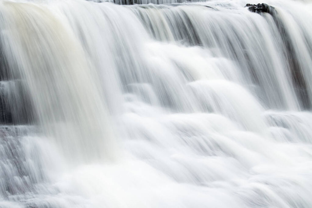 Paisagem de Agate Falls capturada com borrão de movimento, Floresta Nacional de Ottawa, Península Superior de Michigan, EUA - Foto, Imagem