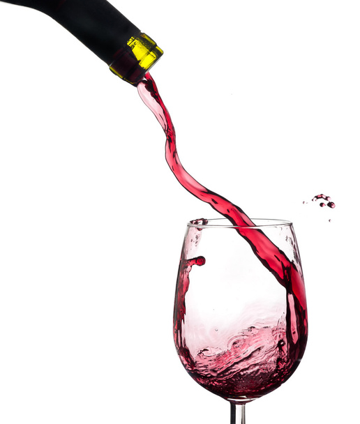 Weinspritzer auf Glas, weißer Hintergrund. - Foto, Bild
