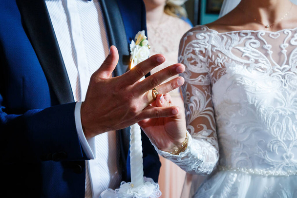 Arany jegygyűrűk a friss házasoknak az esküvőjük napján. - Fotó, kép
