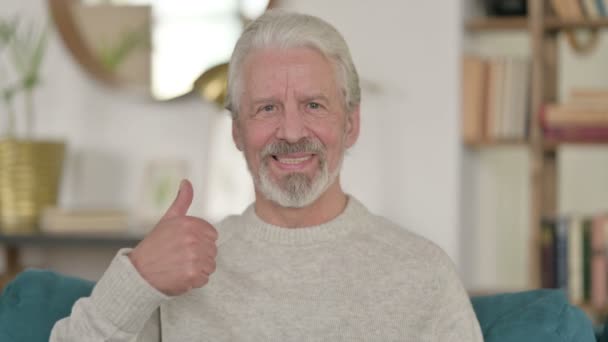 Портрет пожилого человека с большими пальцами дома  - Кадры, видео