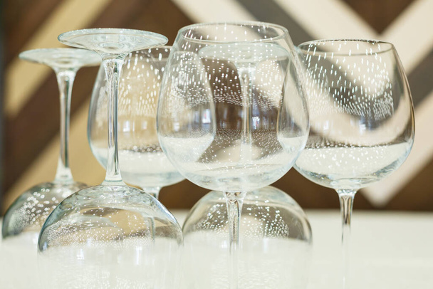 Szklane szklanki z napojami stoją na stole - Zdjęcie, obraz