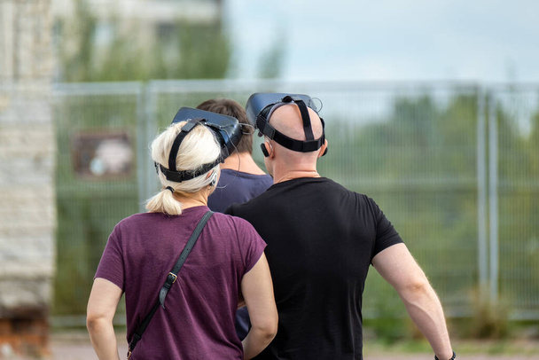 Felismerhetetlen emberek VR szemüvegben az utcán - Fotó, kép