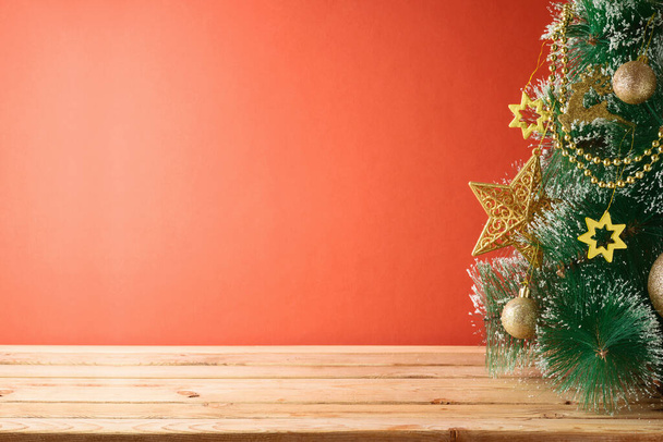 Empty wooden table with Christmas tree. Christmas background for mock up design - Foto, Imagen