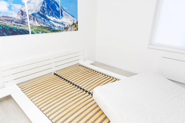 new bed with mattress in the bedroom - Foto, Bild