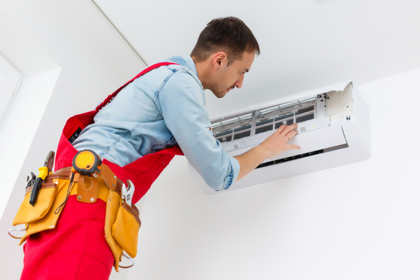 Regelaar airconditioning systeem stelt een nieuwe airconditioning in het appartement. - Foto, afbeelding