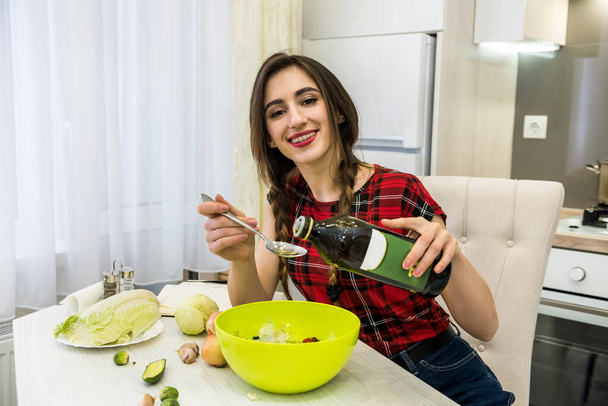 viehättävä tyttö valmistelee salaatin eri vihanneksia ja vihanneksia maustettu oliiviöljyllä terveelliseen elämäntapaan - Valokuva, kuva
