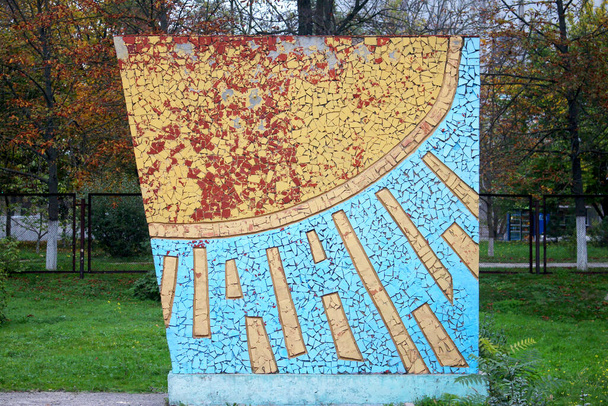 Пам'ятник, будівництво СРСР в парку у вигляді сонця. З мозаїкою, старою, радянською, мозаїкою. - Фото, зображення