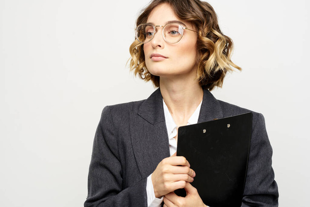 Mulher em terno de negócios financia documentos de trabalho óculos penteado - Foto, Imagem
