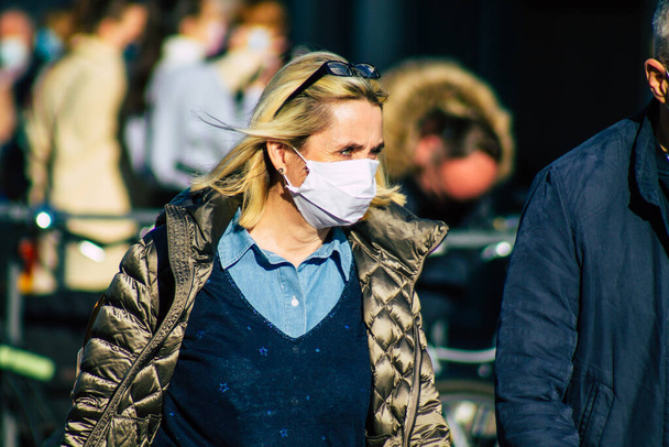 Reims Frankreich 14. November 2020 Porträt von Unbekannten mit Gesichtsmaske beim Einkaufen auf dem Markt in der Innenstadt während des Coronavirus-Ausbruchs und der Aussperrung, um die Eindämmung der Bevölkerung zu erzwingen - Foto, Bild