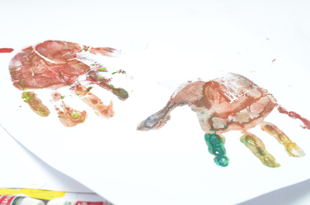 παιδί χέρι χρώμα εκτύπωσης νερό - Φωτογραφία, εικόνα