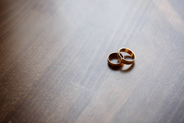 Anéis de casamento dourados para recém-casados em seu dia de casamento - Foto, Imagem