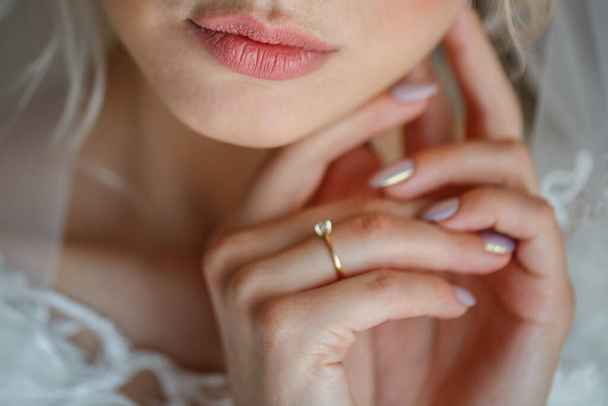 gold wedding rings in the hands of the newlyweds - Φωτογραφία, εικόνα