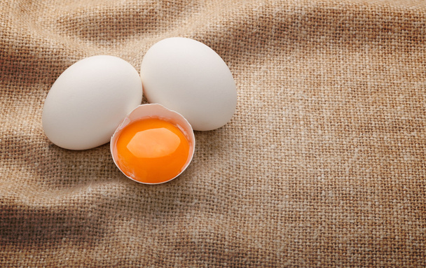 Яйця на тлі мішковини
 - Фото, зображення