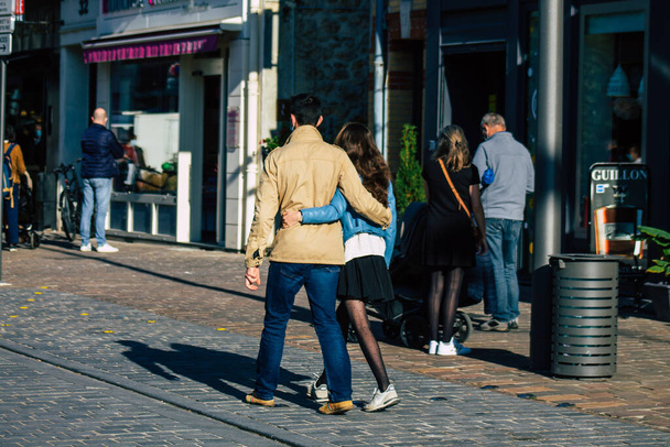 Reims France 14 listopad 2020 Widok niezidentyfikowanych osób w masce na zakupy na rynku w centrum miasta podczas wybuchu i zamknięcia wirusa koronawirusowego w celu wymuszenia izolacji populacji - Zdjęcie, obraz