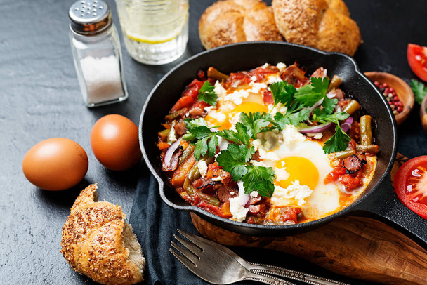 Шакшука, жареные яйца в томатном соусе на завтрак. - Фото, изображение