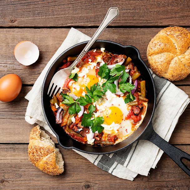 Shakshuka, paistettuja munia tomaattikastikkeessa aamiaiseksi. - Valokuva, kuva