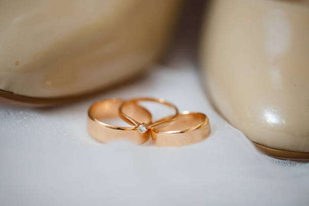 Zlatý snubní prsten s dámskými botami ve svatební den - Fotografie, Obrázek
