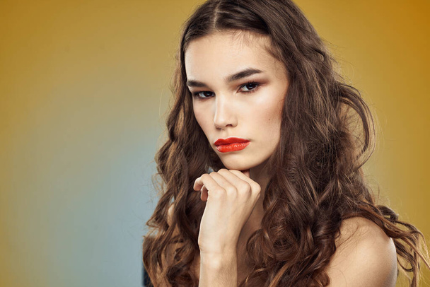 Hermoso glamour mujer desnuda hombros peinado labios rojos estudio - Foto, Imagen