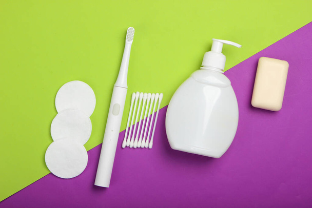 美容、健康管理、化粧品、紫色の緑の背景に衛生製品。平置きだ。トップ表示 - 写真・画像