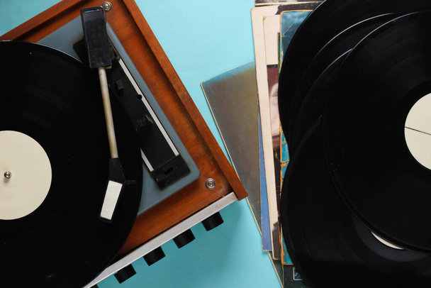 Vinil player com discos de vinil em fundo azul. Vista superior - Foto, Imagem