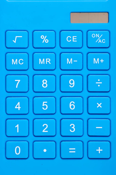Блакитна кнопка калькулятора (клавіатура) крупним планом
 - Фото, зображення